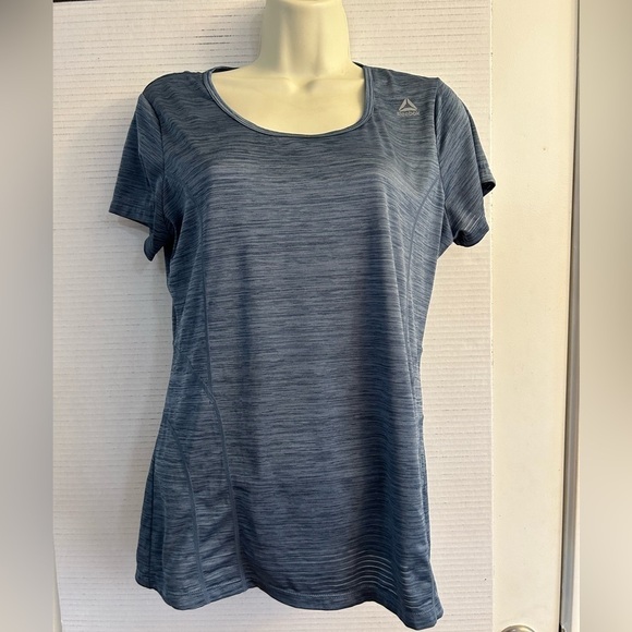 Reebok athletic work out short sleeve shirt top in light blue size Medium. A19 - Picture 1 of 10